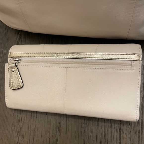 White Leather Coach Tote w/matching Wallet - Picture 4 of 11
